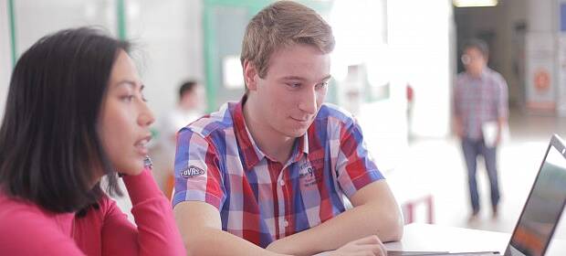 Poznaj nowych ludzi i szlifuj swój angielski! Dołącz do programu mentoringowego.