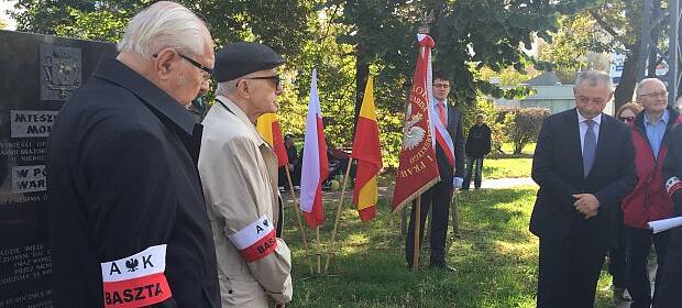 Przedstawiciele Łazarskiego na uroczystościach zakończenia walk Powstania Warszawskiego