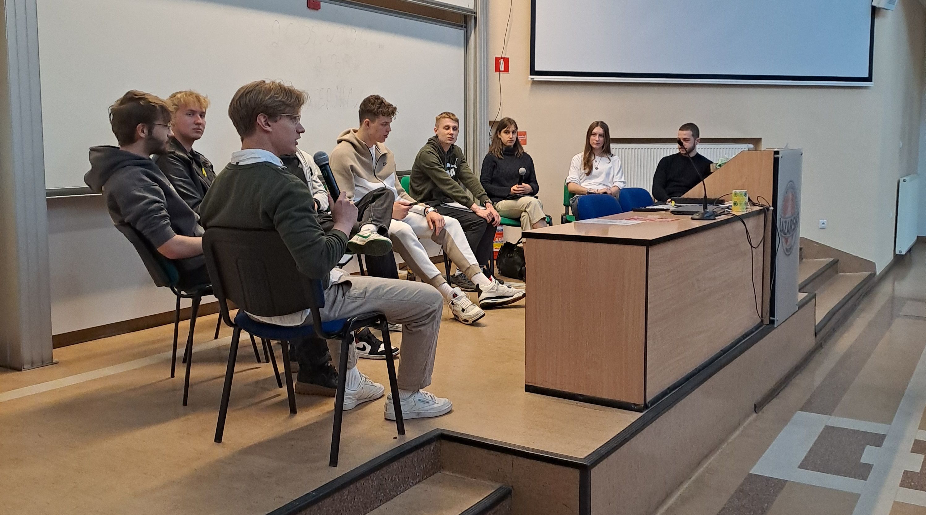 debatujący studenci