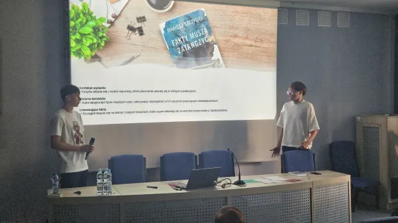 studenci prezentujący swój reportaż wideo