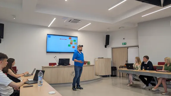 Radek Wierzbicki, one of the mentors, is presenting in front of the audience