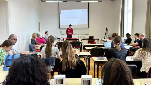 Student Maciej Czerwiński prowadzi prezentację przed studentami