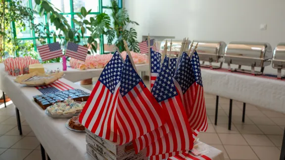 poczęstunek na dzień amerykański, na pierwszym planie flaga USA, w tle popcorn, ciasta i bemary