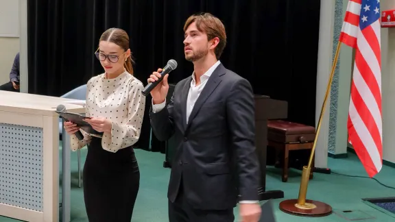 konferansjerka i konferansjer, w tle flaga USA