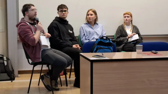 czworo studentów dyskutuje w trakcie debaty