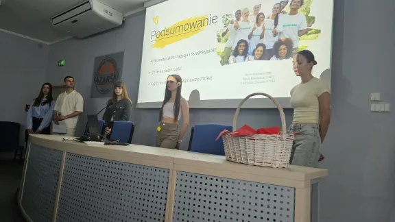 uczestnicy spotkania prowadzący prezentacje