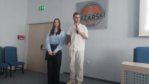 uczestnicy przedstawiający prezentacje