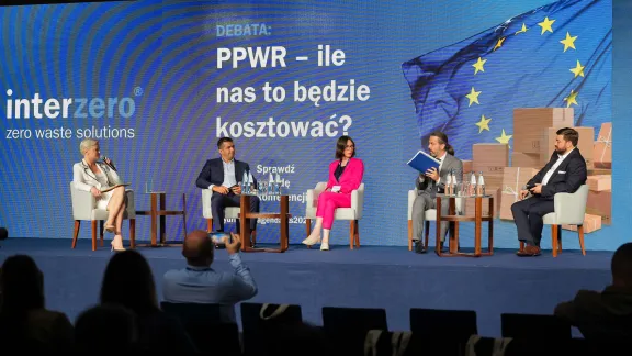 zdjęcie prelegentów na scenie