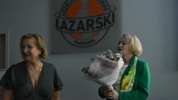 lektorka prowadząca spotkanie otrzymuje kwiaty