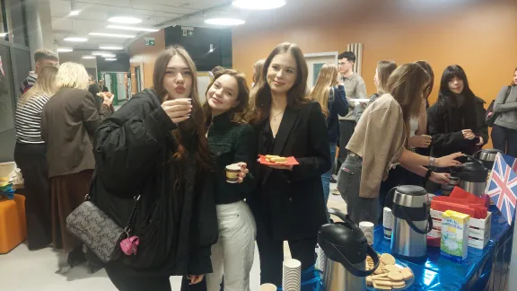 studenci UŁa częstują się cateringiem