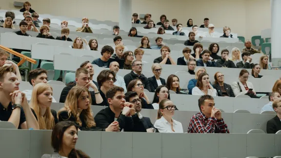słuchacze konferencji na sali 