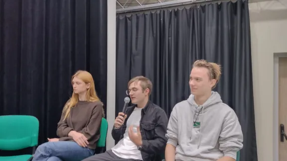 trójka debatujących studentów