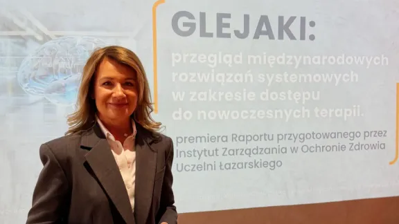 Dr Małgorzata Gałązka-Sobotka na tle prezentacji dotyczącej raportu Rozwiązania systemowe w zakresie dostępu do nowoczesnych terapii w leczeniu glejaka - przegląd międzynarodowy