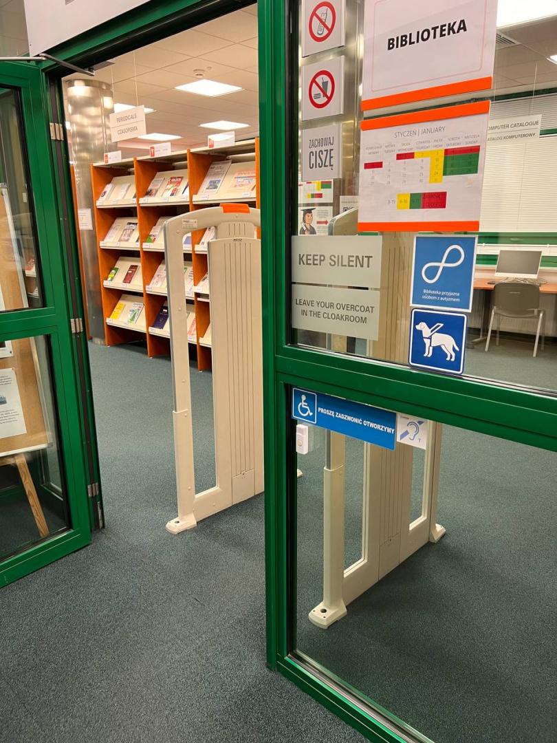 Bezprogowe wejście do Biblioteki z szeroko otwartymi drzwiami.