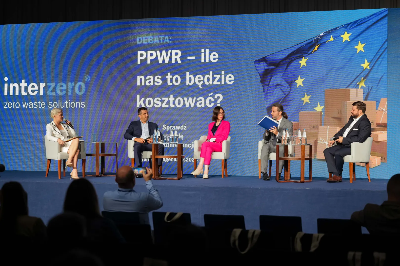 zdjęcie prelegentów na scenie