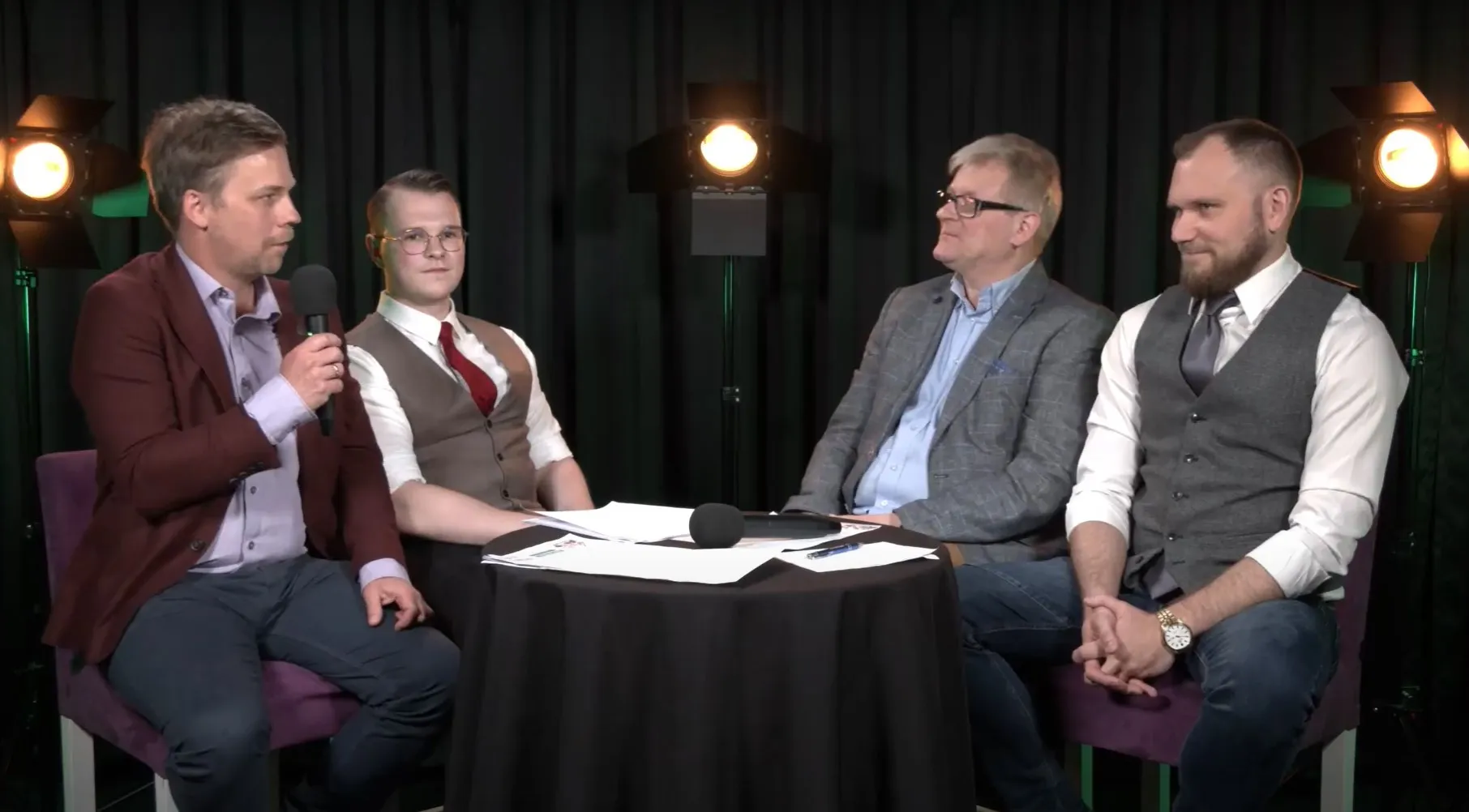 4 rozmawiające osoby przy stoliku