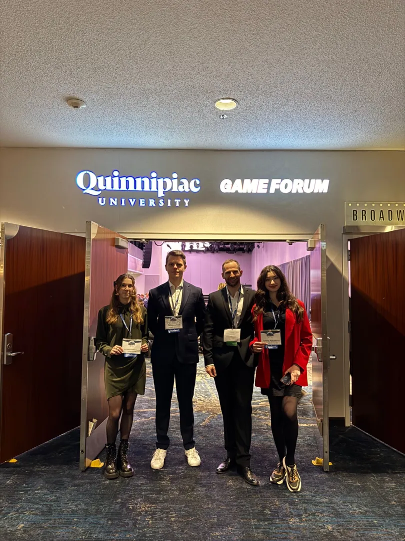 3 studenci i wykładowca, uczestnicy konferencji w Nowym Jorku 