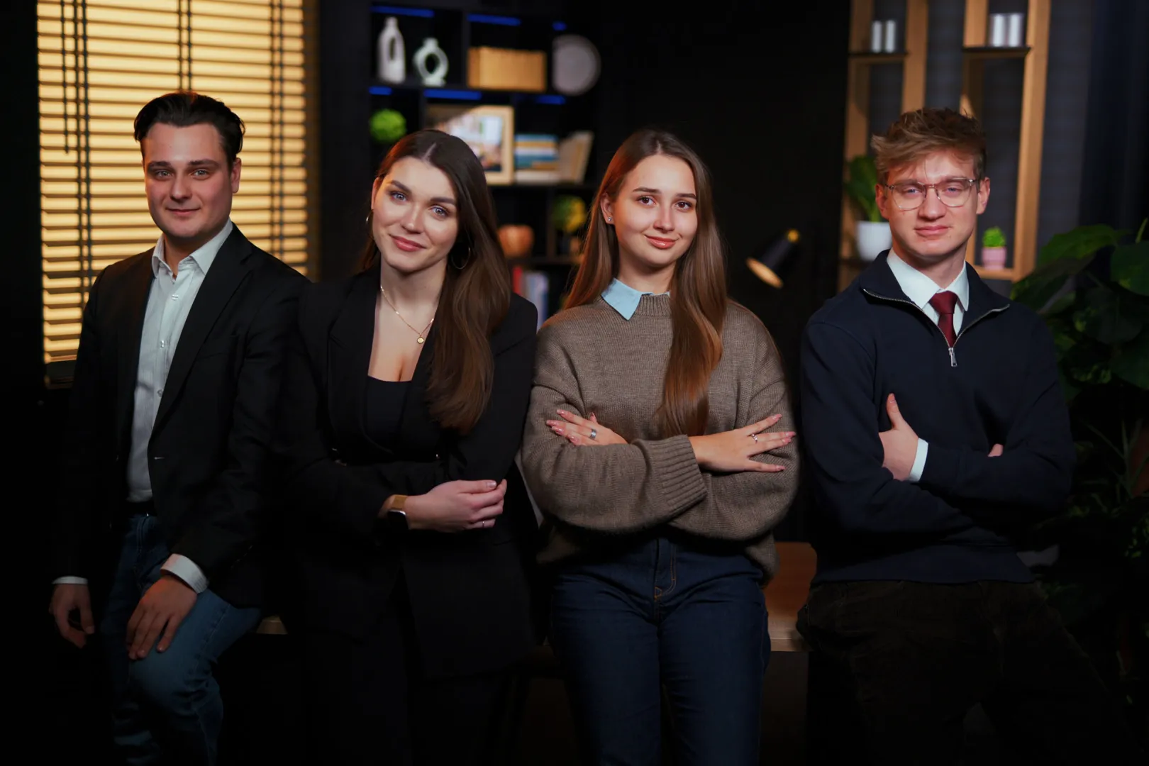 grupa osób pozująca do zdjęcia dwóch mężczyzn i dwie kobiety