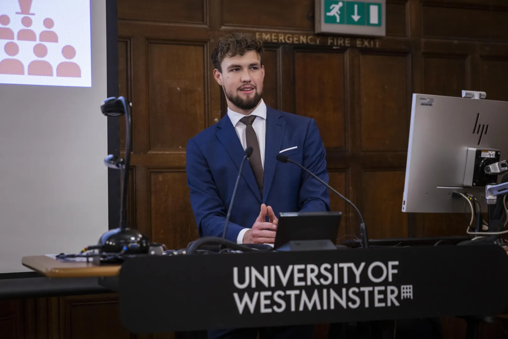 Oskar Wiśniewski za mównicą podczas konferencji w UK