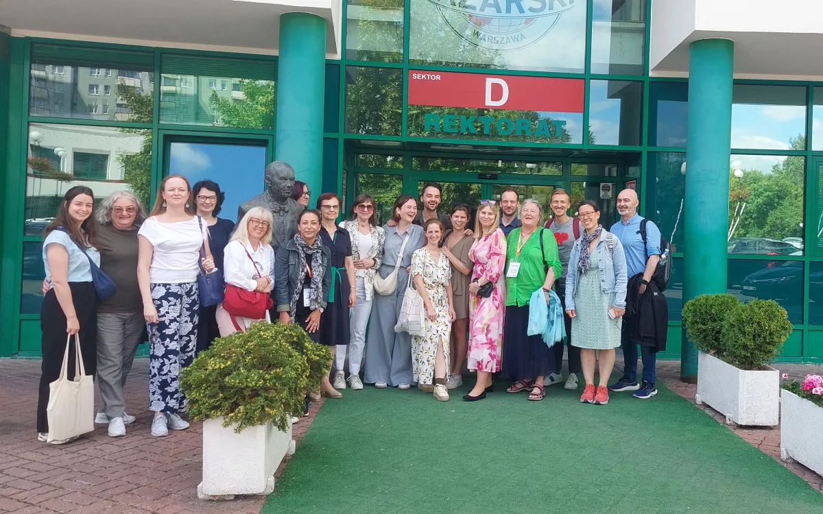 uczestnicy programu Erasmus+ obok pomnika Łazarskiego