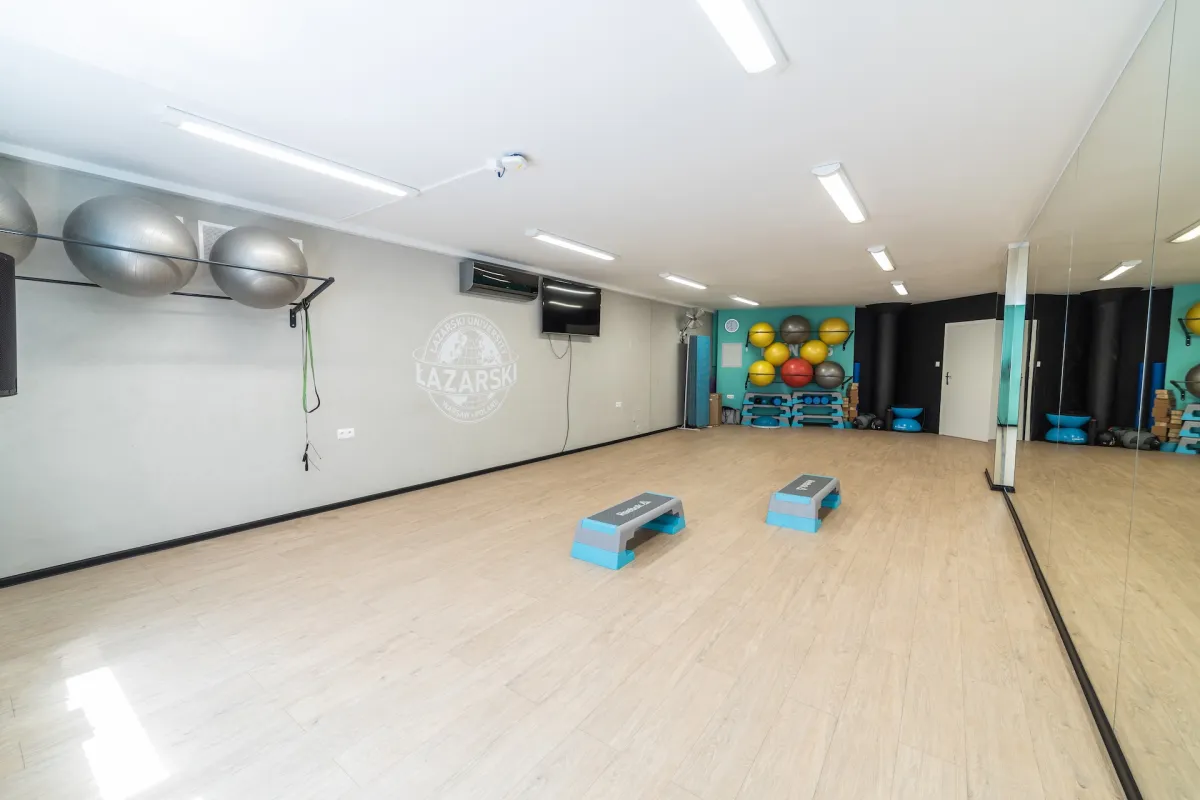 Sala do zajęć grupowych w centrum sportowym Akademii Łazarskiego