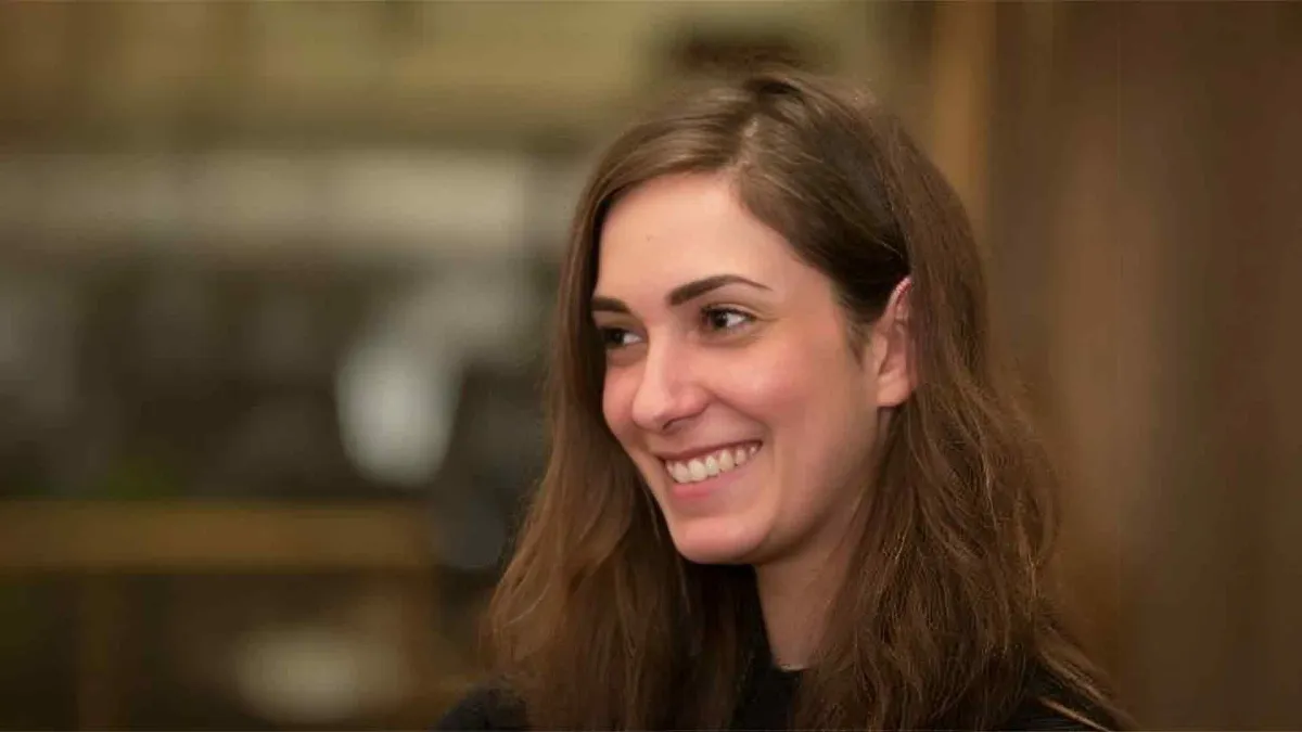 Dr Aikaterini Karadimitropoulou, profesor nadzwyczajna University of Piraeus, uśmiecha się, patrząc w bok.