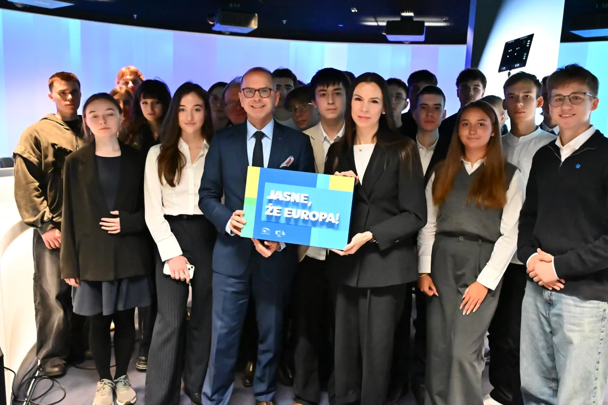 Grupa osób trzyma tablicę z hasłem „Jasne, że Europa!”