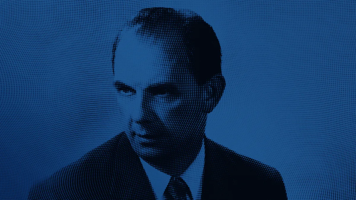 Portret Ryszarda Łazarskiego w ciemnym garniturze, przetworzony graficznie w granatowo-niebieskim rastrze.