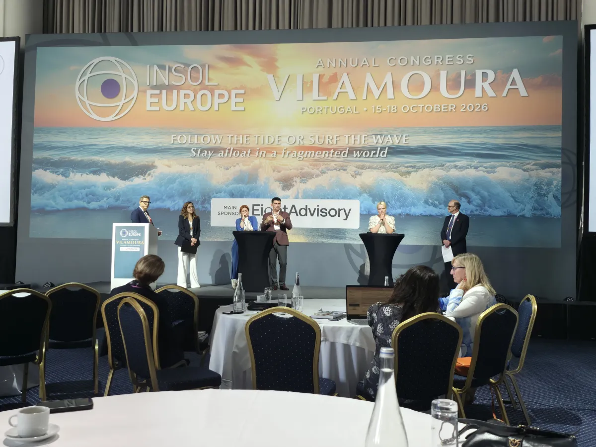 Osoby na scenie podczas kongresu VIAMOURA w Portugalii, 15–18 października 2026.
