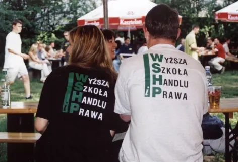 Studenci w koszulkach Wyższej Szkoły Handlu i Prawa