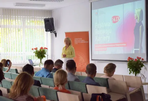 Wykład w sali konferencyjnej