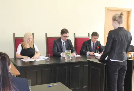 Komisja podczas obrony w sali uczelni