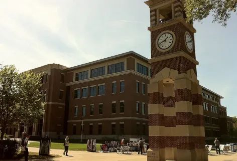Kampus University of Wisconsin-La Crosse z wieżą zegarową