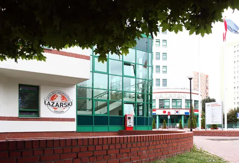 Wejście do budynku Akademii Łazarskiego