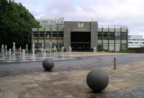 Budynek Coventry University z fontanną