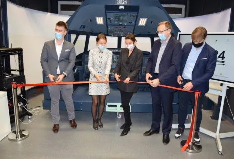 Przecięcie wstęgi podczas otwarcia Lotniczego Centrum Symulatorowego