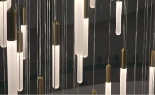 Lampy we wnętrzu budynku uczelni