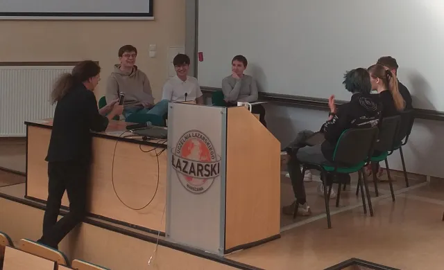 studenci debatują w ramach Okrągłego Stołu