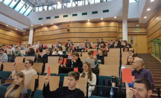 studenci głosują za lub przeciw w trakcie debaty