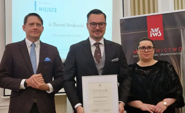 dr Bartosz Sierakowski