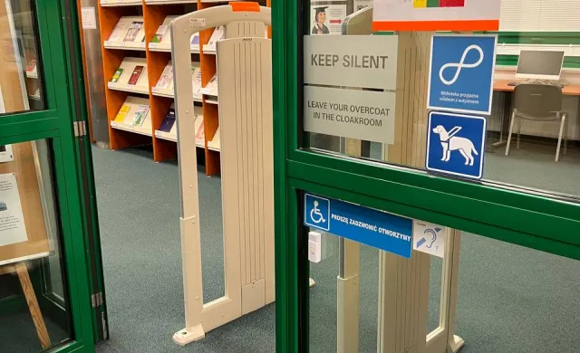 Bezprogowe wejście do Biblioteki z szeroko otwartymi drzwiami.