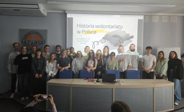 grupa młodzieży występująca podczas spotkania