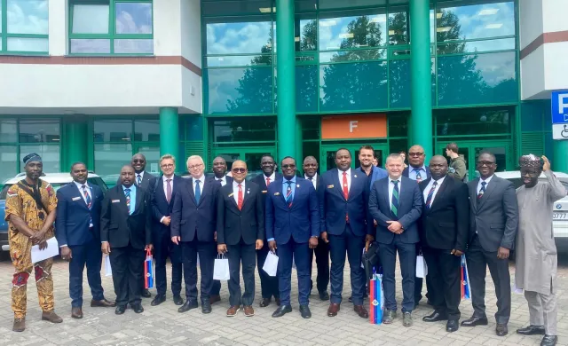 zdjęcie przedtsawiające delegację z Nigerii na dziedzińcu Uczelni Łązarskiego