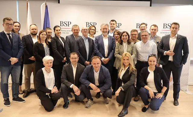 Absolwenci i słuchacze MBA w Lotnictwie na spotkaniu w siedzibie Komisji Europejskiej