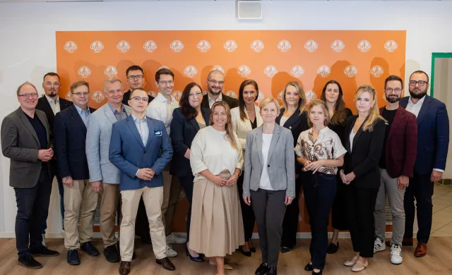 członkowie Rady Ekspertów WEIZ, grupa osób kobiet i mężczyzn