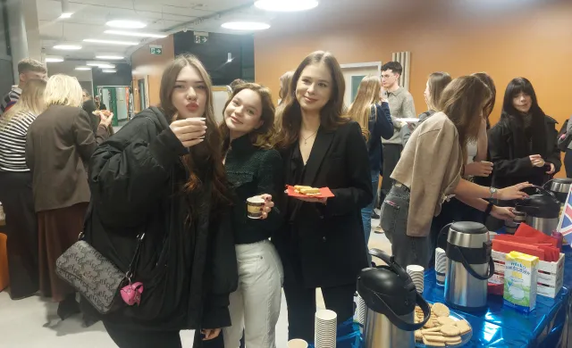 studenci UŁa częstują się cateringiem