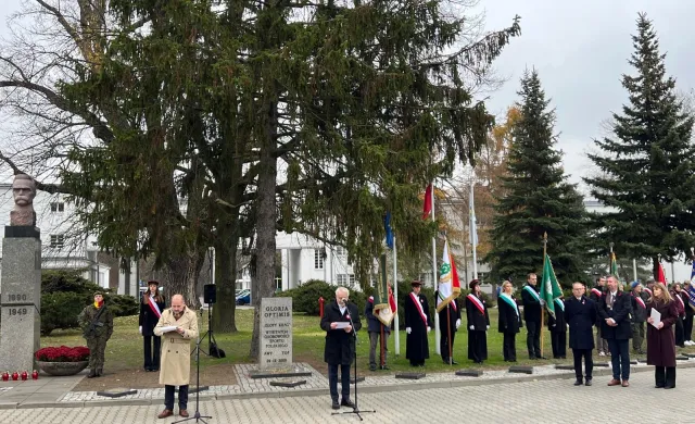 obchody święta niepodległości, grupa ludzi na uroczystości