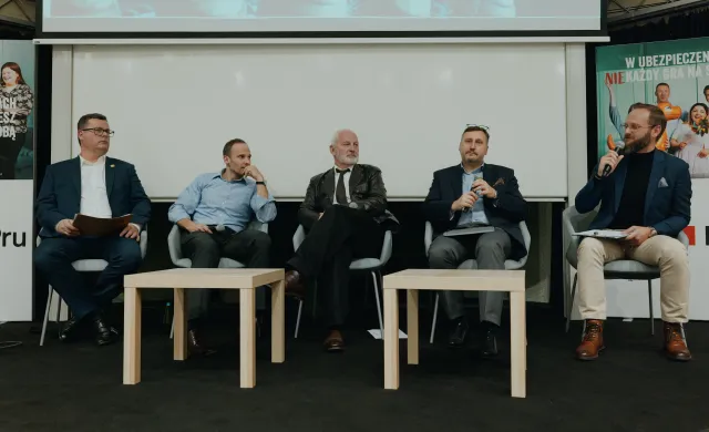 4 mężczyzn w panelu konferencji