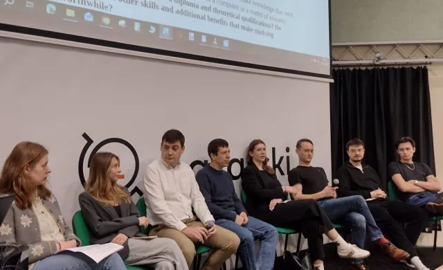 debatujacy studenci