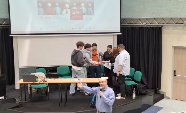 studenci uczestniczący w mediacjach dochodzą do porozumienia